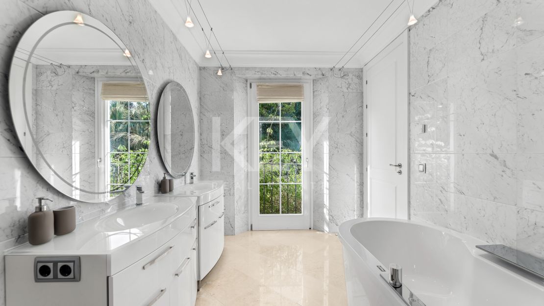 Elegante villa de estilo clásico con 4 dormitorios y comodidades modernas en Nagüeles, Marbella Golden Mile