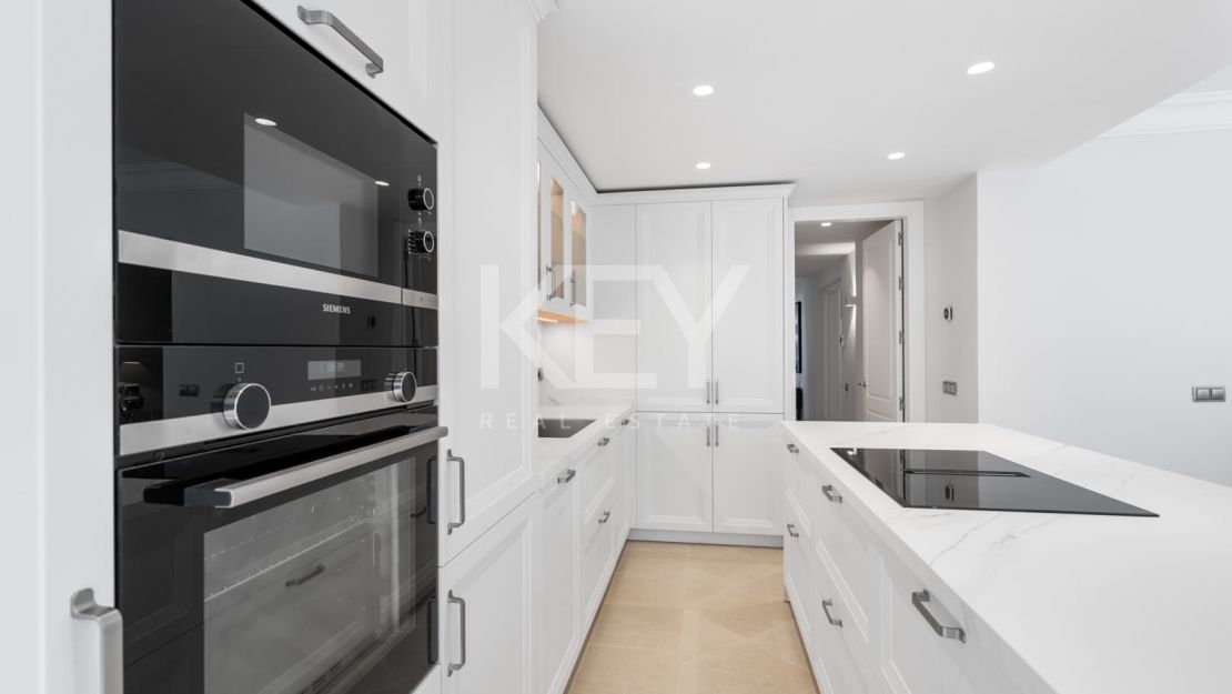 Elegante villa de estilo clásico con 4 dormitorios y comodidades modernas en Nagüeles, Marbella Golden Mile