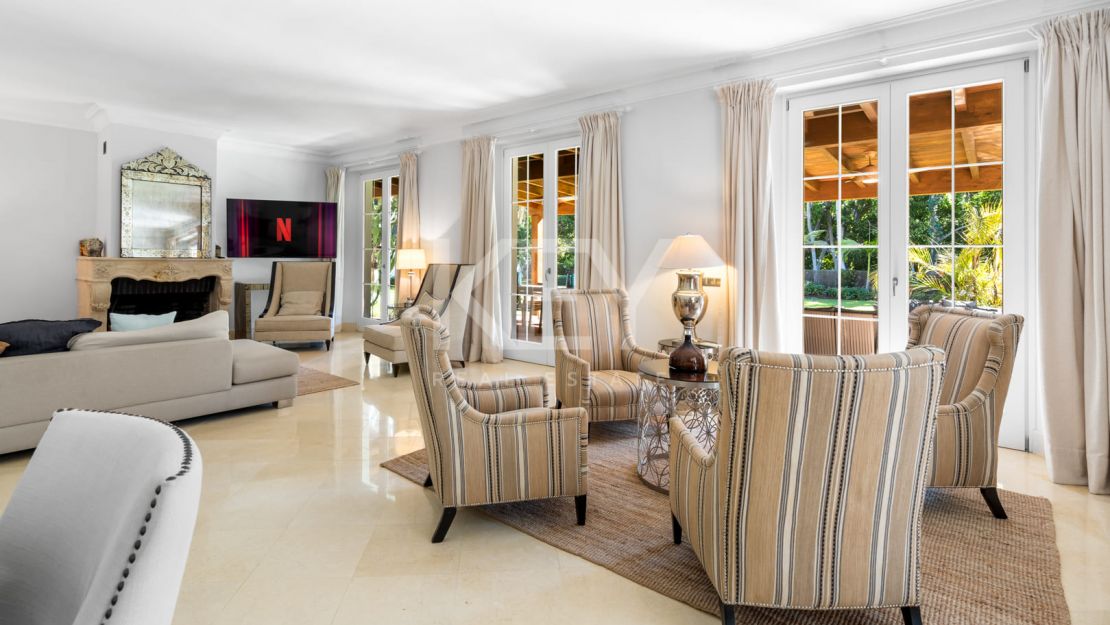 Elegante villa de estilo clásico con 4 dormitorios y comodidades modernas en Nagüeles, Marbella Golden Mile