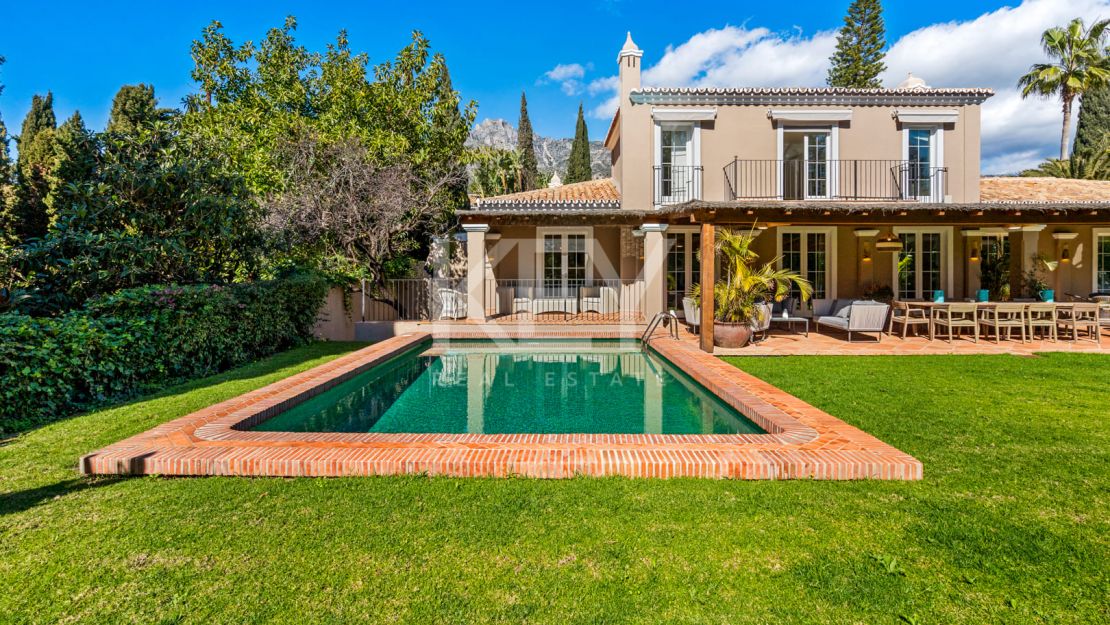 Elegante villa de estilo clásico con 4 dormitorios y comodidades modernas en Nagüeles, Marbella Golden Mile