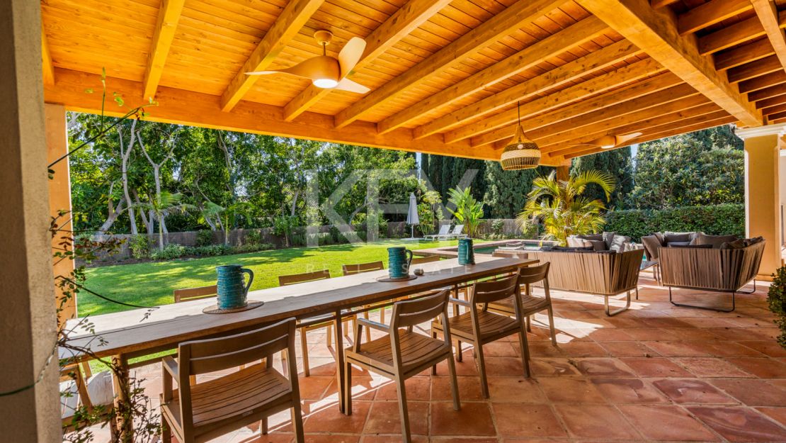 Elegante villa de estilo clásico con 4 dormitorios y comodidades modernas en Nagüeles, Marbella Golden Mile