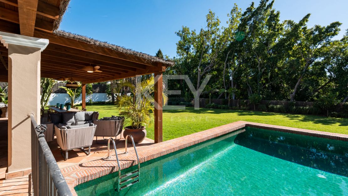 Elegante villa de estilo clásico con 4 dormitorios y comodidades modernas en Nagüeles, Marbella Golden Mile