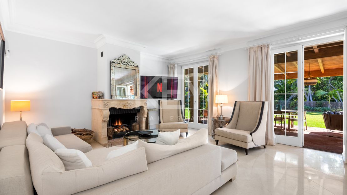 Elegante villa de estilo clásico con 4 dormitorios y comodidades modernas en Nagüeles, Marbella Golden Mile