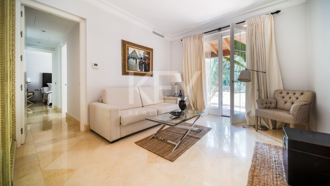 Elegante villa de estilo clásico con 4 dormitorios y comodidades modernas en Nagüeles, Marbella Golden Mile
