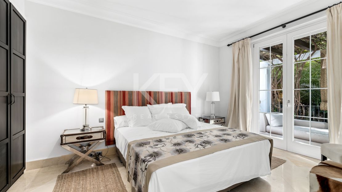 Elegante villa de estilo clásico con 4 dormitorios y comodidades modernas en Nagüeles, Marbella Golden Mile