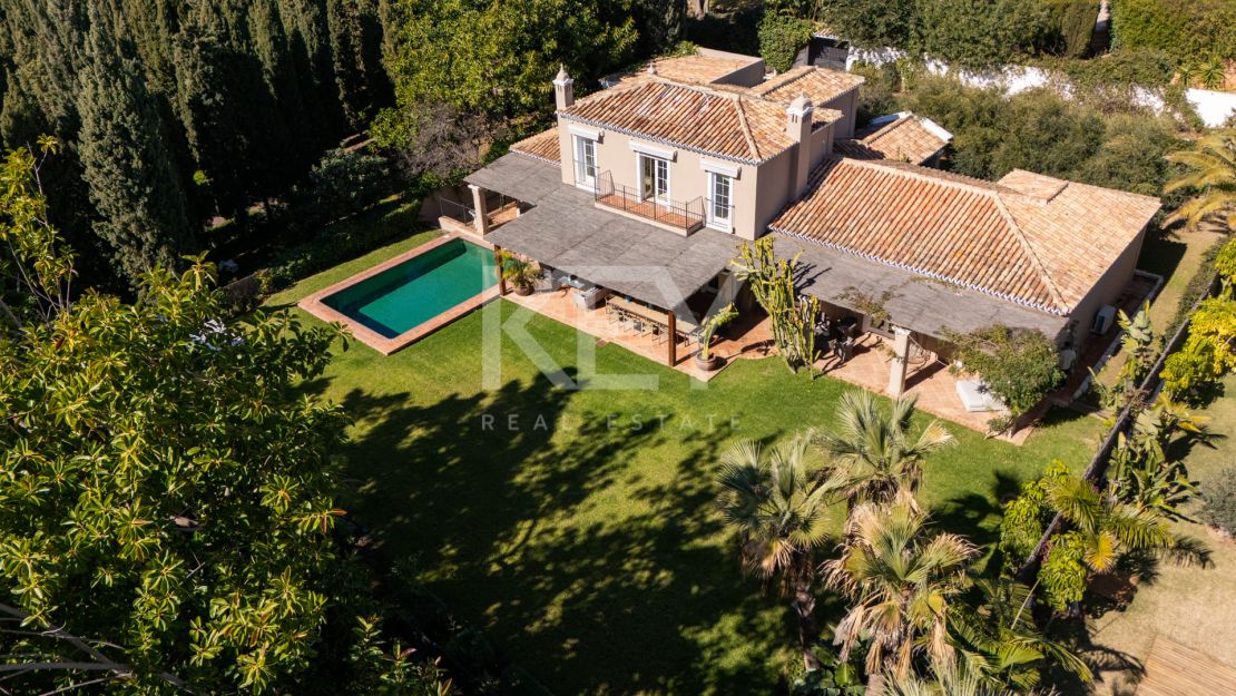 Elegante villa de estilo clásico con 4 dormitorios y comodidades modernas en Nagüeles, Marbella Golden Mile