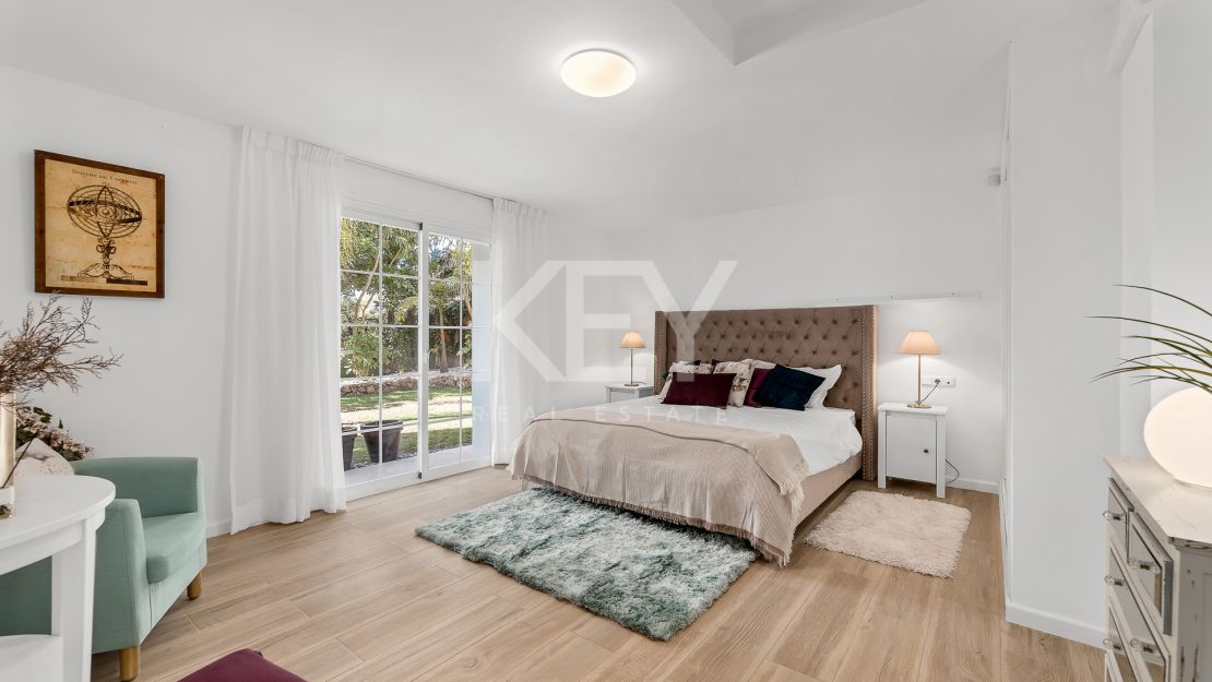 Elegante villa de estilo clásico con 4 dormitorios y comodidades modernas en Nagüeles, Marbella Golden Mile