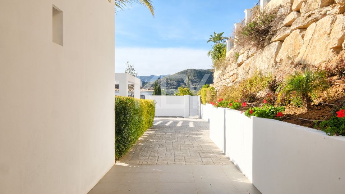 Moderna y privada villa con vistas a las montañas ubicada en Benahavís