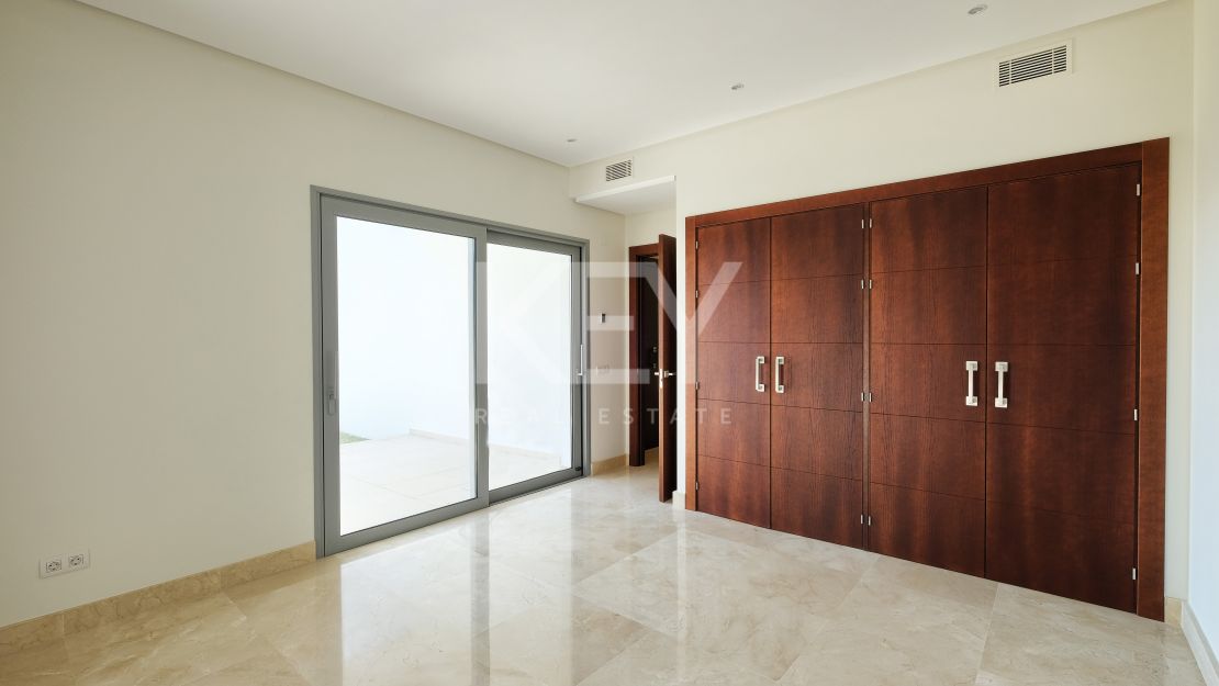 Moderna y privada villa con vistas a las montañas ubicada en Benahavís