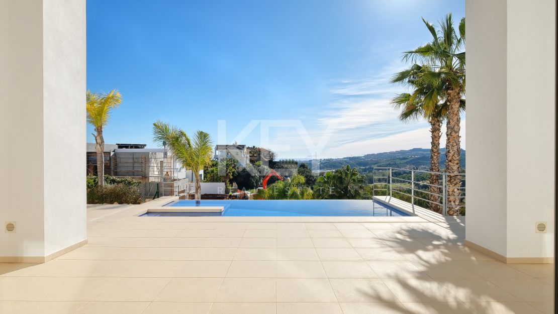 Moderna y privada villa con vistas a las montañas ubicada en Benahavís