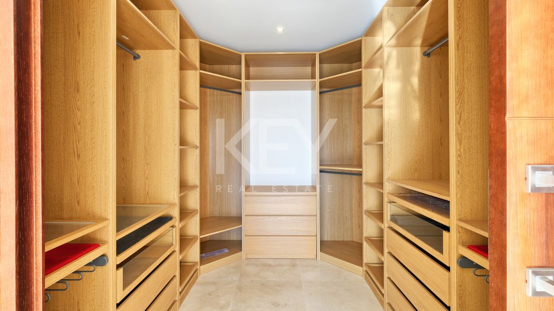 Moderna y privada villa con vistas a las montañas ubicada en Benahavís