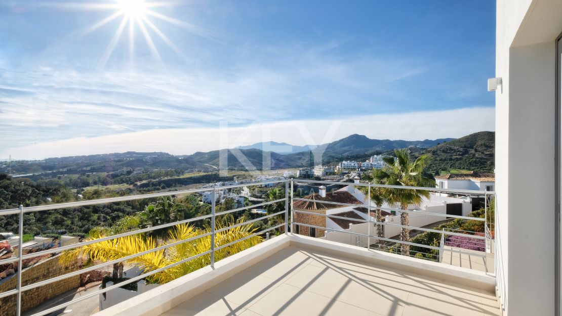 Moderna y privada villa con vistas a las montañas ubicada en Benahavís