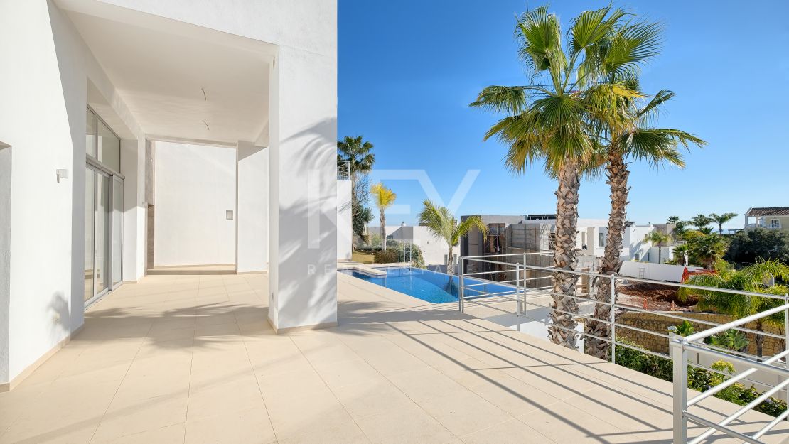 Moderna y privada villa con vistas a las montañas ubicada en Benahavís