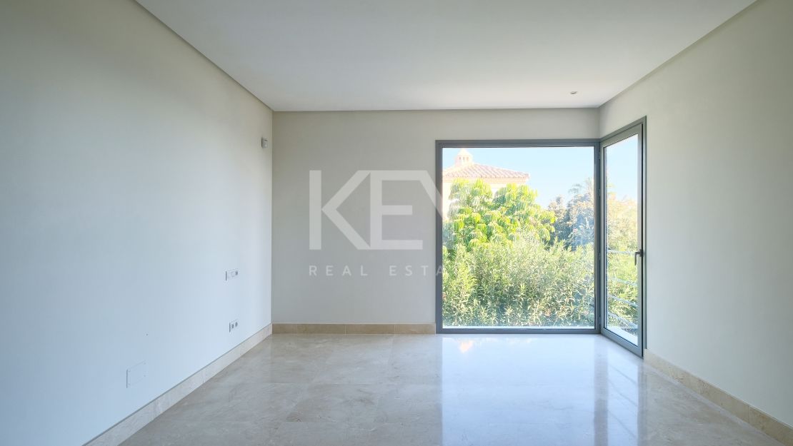 Moderna y privada villa con vistas a las montañas ubicada en Benahavís