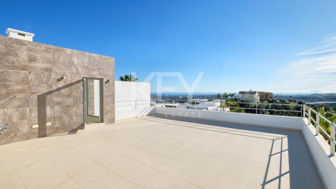 Moderna y privada villa con vistas a las montañas ubicada en Benahavís