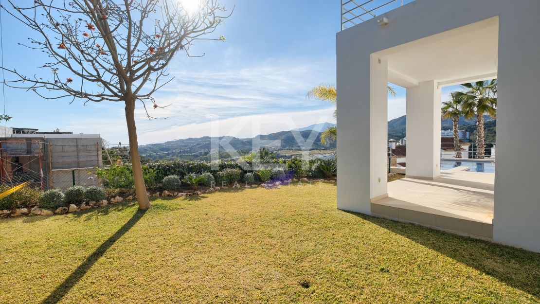 Moderna y privada villa con vistas a las montañas ubicada en Benahavís