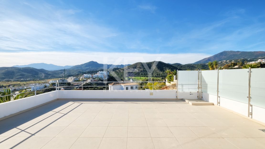 Moderna y privada villa con vistas a las montañas ubicada en Benahavís