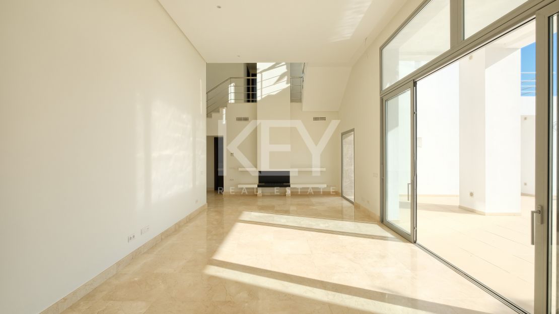 Moderna y privada villa con vistas a las montañas ubicada en Benahavís