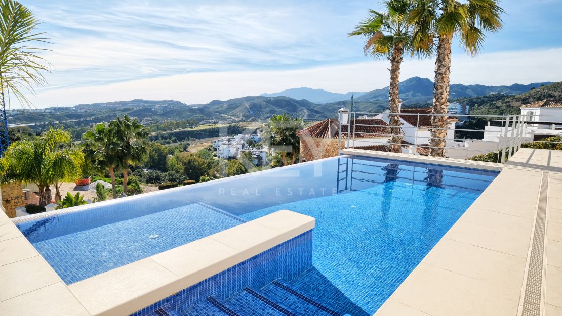 Moderna y privada villa con vistas a las montañas ubicada en Benahavís