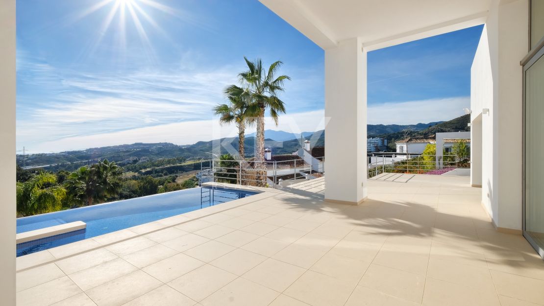 Moderna y privada villa con vistas a las montañas ubicada en Benahavís