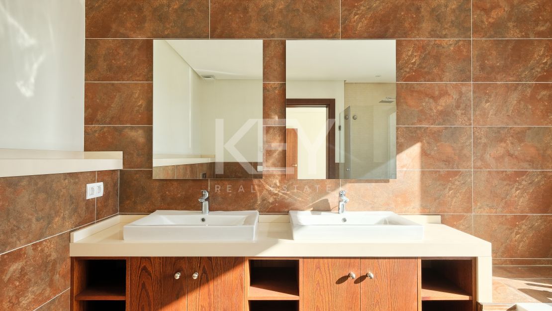 Moderna y privada villa con vistas a las montañas ubicada en Benahavís