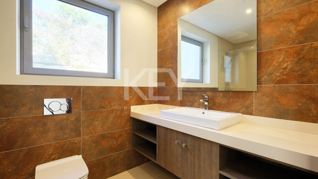 Moderna y privada villa con vistas a las montañas ubicada en Benahavís