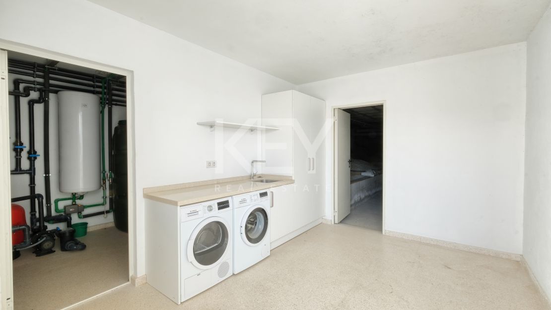 Moderna y privada villa con vistas a las montañas ubicada en Benahavís