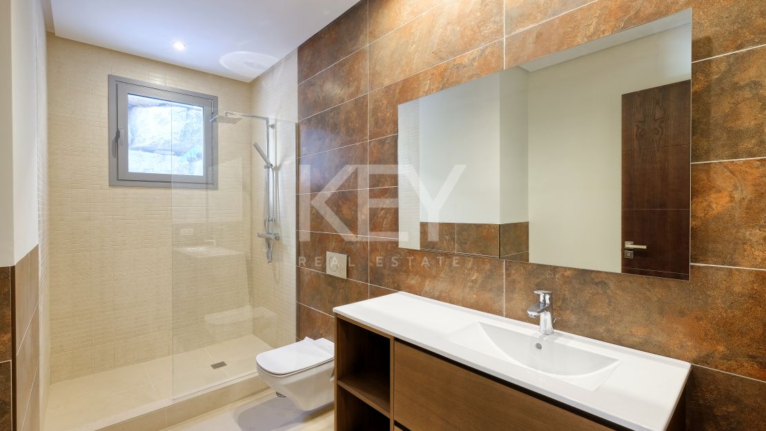 Moderna y privada villa con vistas a las montañas ubicada en Benahavís