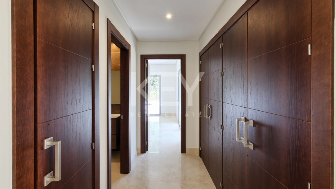 Moderna y privada villa con vistas a las montañas ubicada en Benahavís