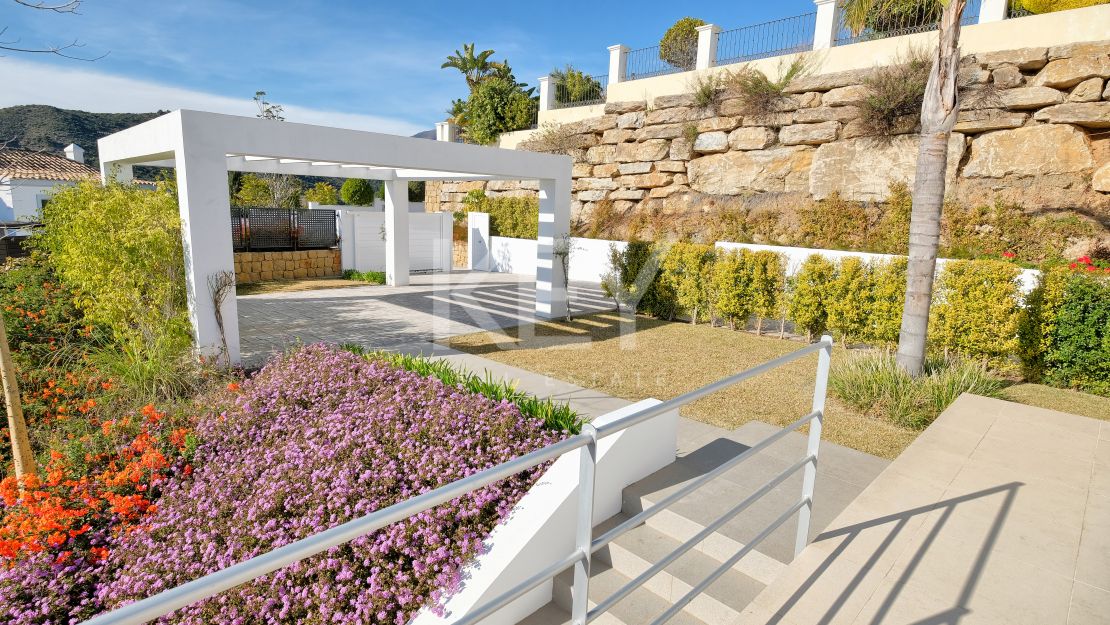 Moderna y privada villa con vistas a las montañas ubicada en Benahavís