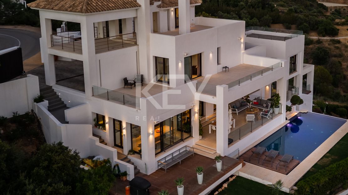 Sensacional villa moderna con vistas panorámicas al mar en Los Altos de Los Monteros, Marbella