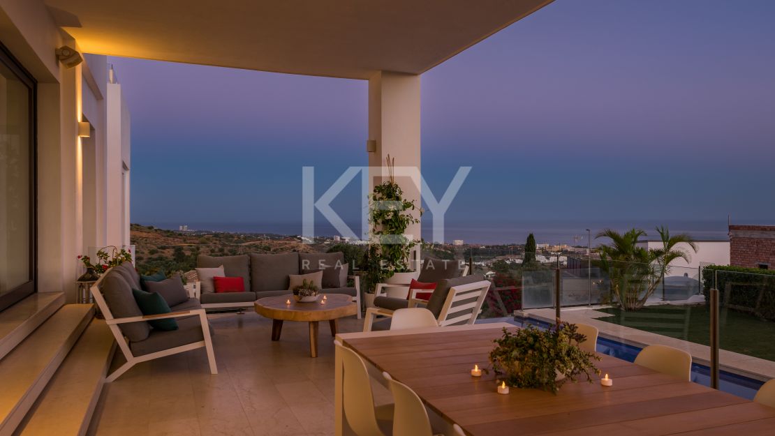 Sensacional villa moderna con vistas panorámicas al mar en Los Altos de Los Monteros, Marbella