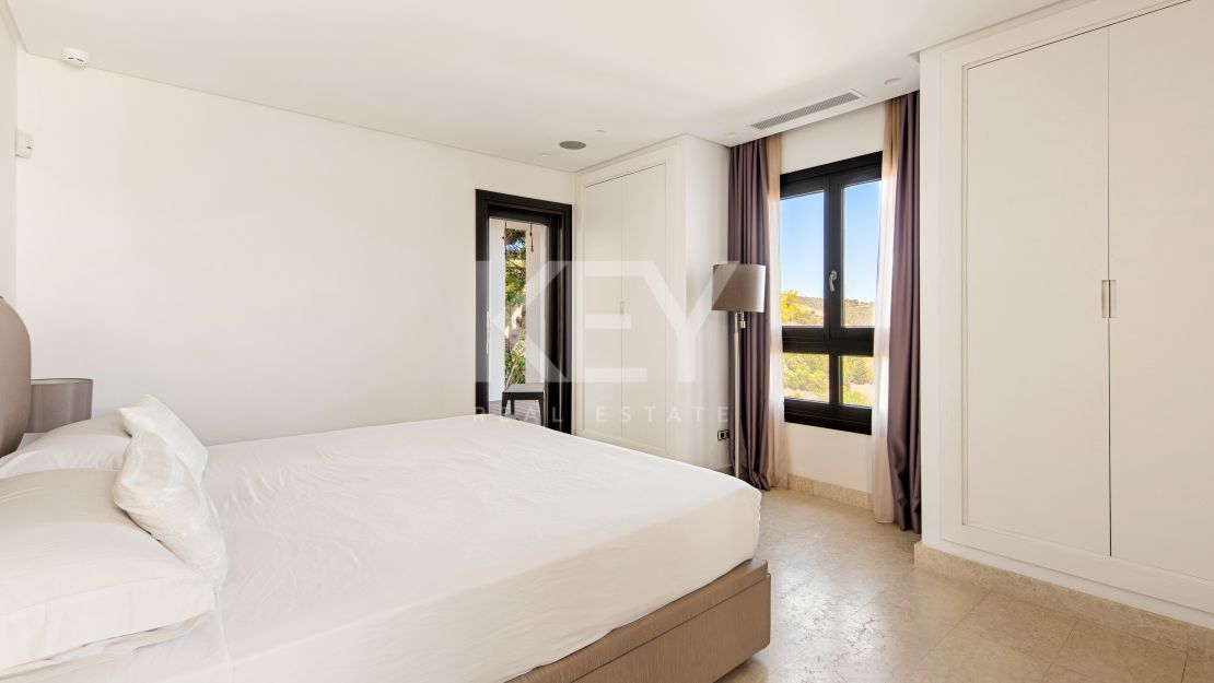 Sensacional villa moderna con vistas panorámicas al mar en Los Altos de Los Monteros, Marbella