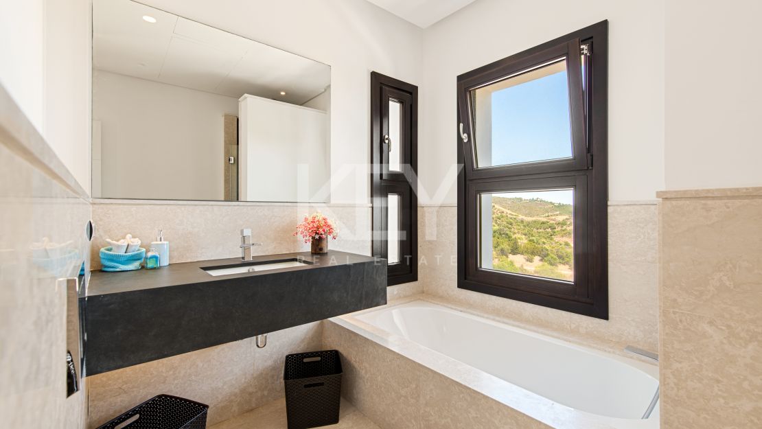 Sensacional villa moderna con vistas panorámicas al mar en Los Altos de Los Monteros, Marbella