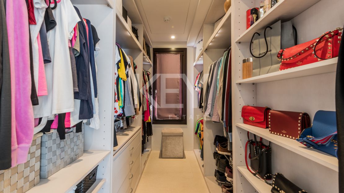 Sensacional villa moderna con vistas panorámicas al mar en Los Altos de Los Monteros, Marbella