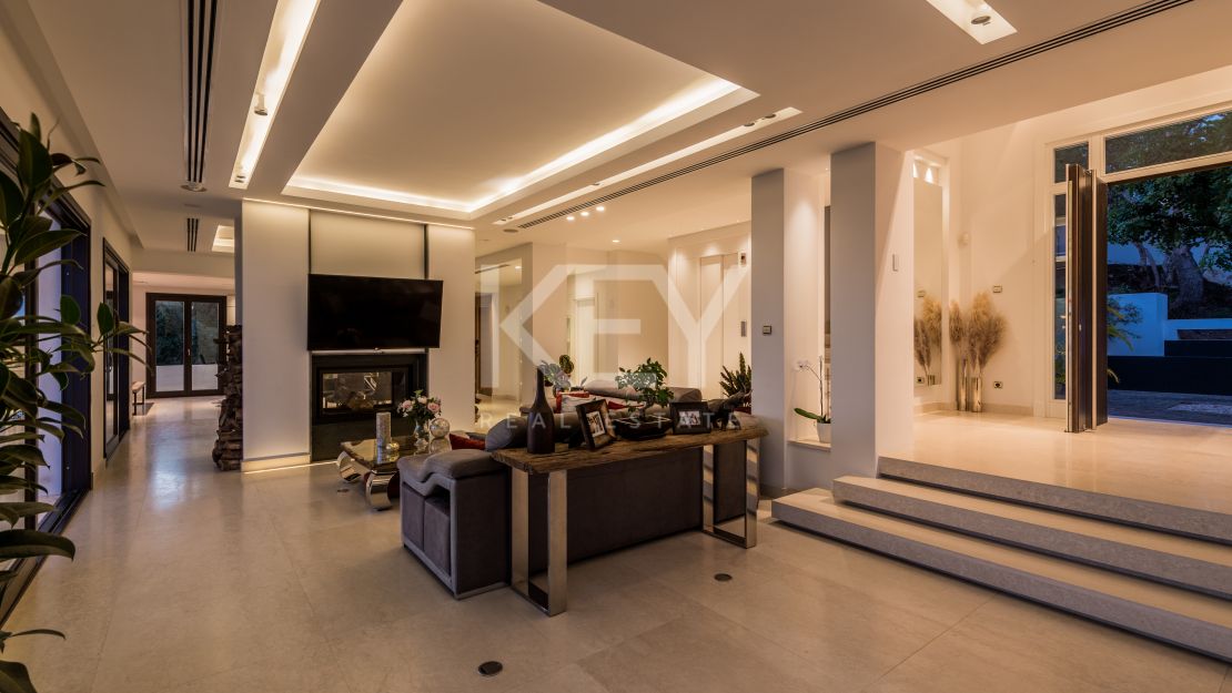 Sensacional villa moderna con vistas panorámicas al mar en Los Altos de Los Monteros, Marbella