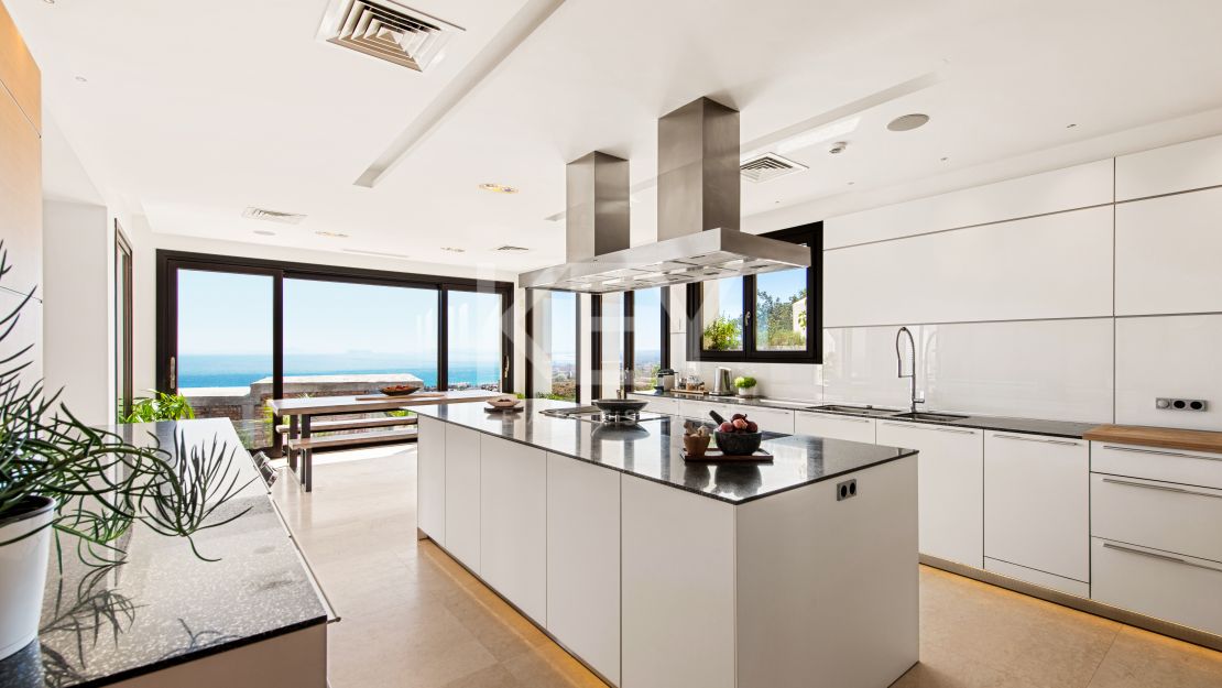 Sensacional villa moderna con vistas panorámicas al mar en Los Altos de Los Monteros, Marbella
