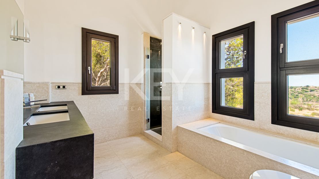 Sensacional villa moderna con vistas panorámicas al mar en Los Altos de Los Monteros, Marbella