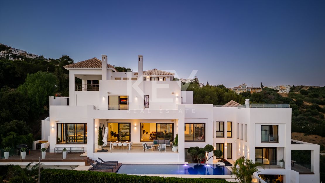 Sensacional villa moderna con vistas panorámicas al mar en Los Altos de Los Monteros, Marbella