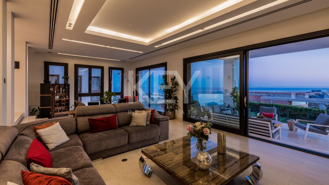 Sensacional villa moderna con vistas panorámicas al mar en Los Altos de Los Monteros, Marbella