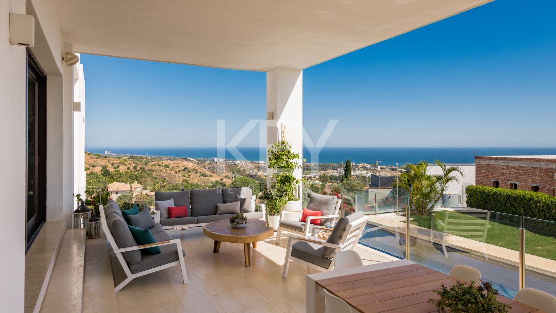 Sensacional villa moderna con vistas panorámicas al mar en Los Altos de Los Monteros, Marbella