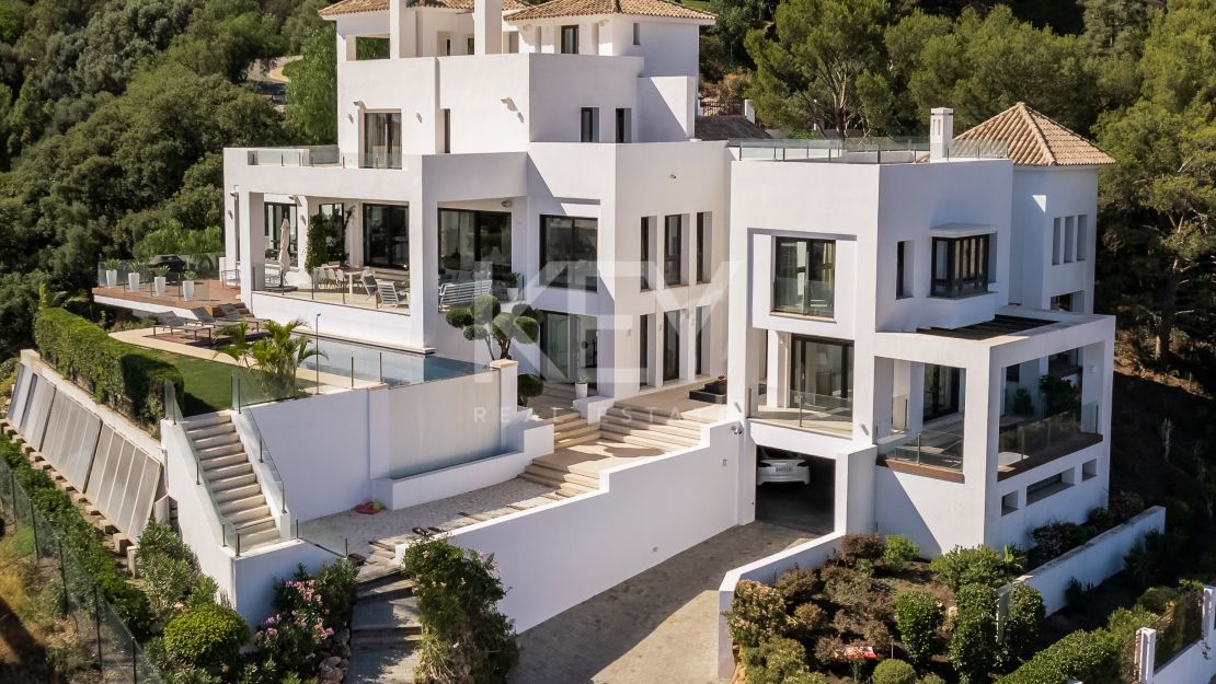 Sensacional villa moderna con vistas panorámicas al mar en Los Altos de Los Monteros, Marbella