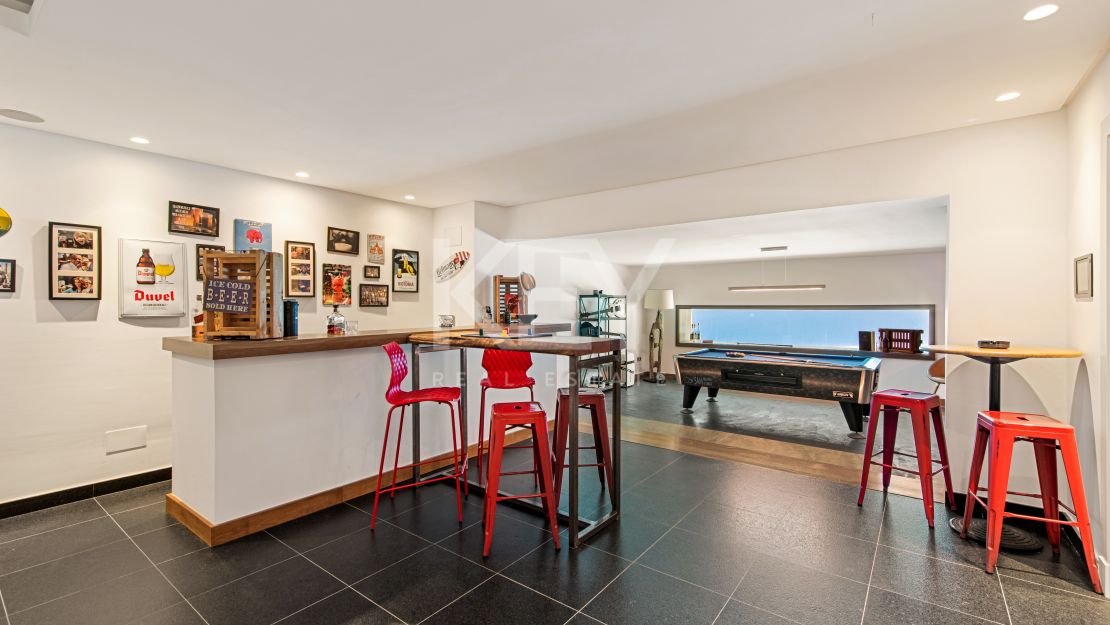 Sensacional villa moderna con vistas panorámicas al mar en Los Altos de Los Monteros, Marbella