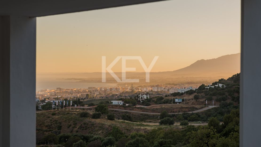 Sensacional villa moderna con vistas panorámicas al mar en Los Altos de Los Monteros, Marbella