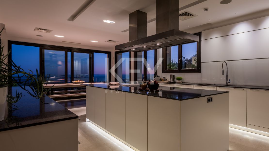 Sensacional villa moderna con vistas panorámicas al mar en Los Altos de Los Monteros, Marbella