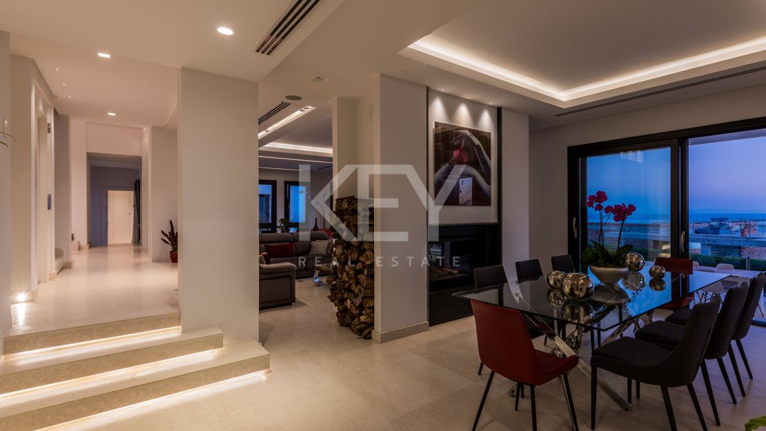 Sensacional villa moderna con vistas panorámicas al mar en Los Altos de Los Monteros, Marbella