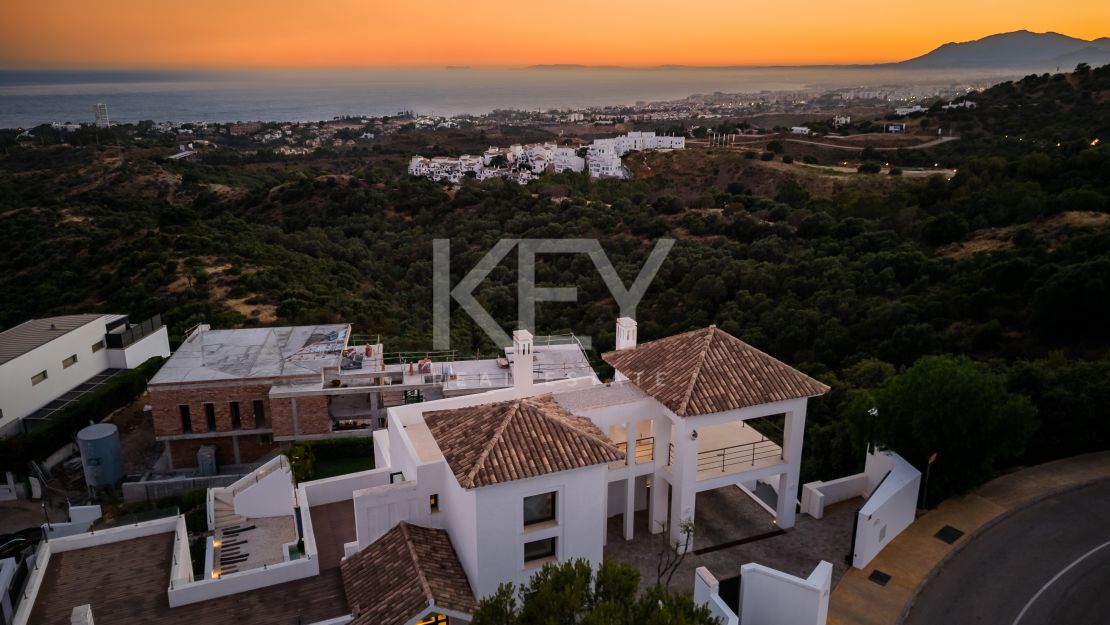 Sensacional villa moderna con vistas panorámicas al mar en Los Altos de Los Monteros, Marbella