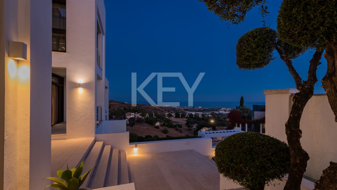 Sensacional villa moderna con vistas panorámicas al mar en Los Altos de Los Monteros, Marbella