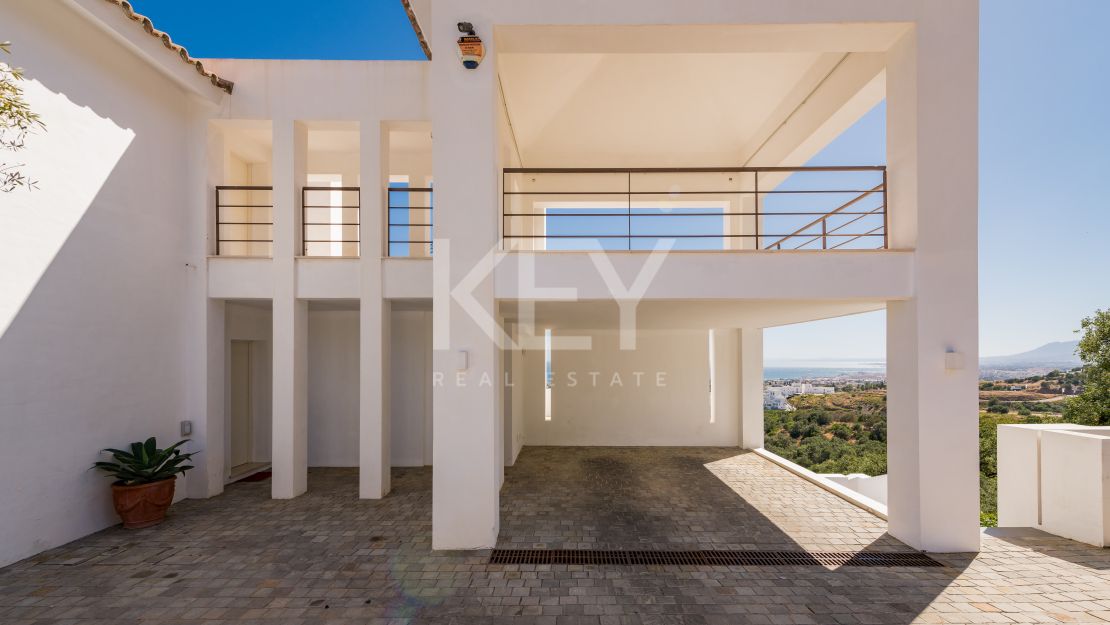Sensacional villa moderna con vistas panorámicas al mar en Los Altos de Los Monteros, Marbella