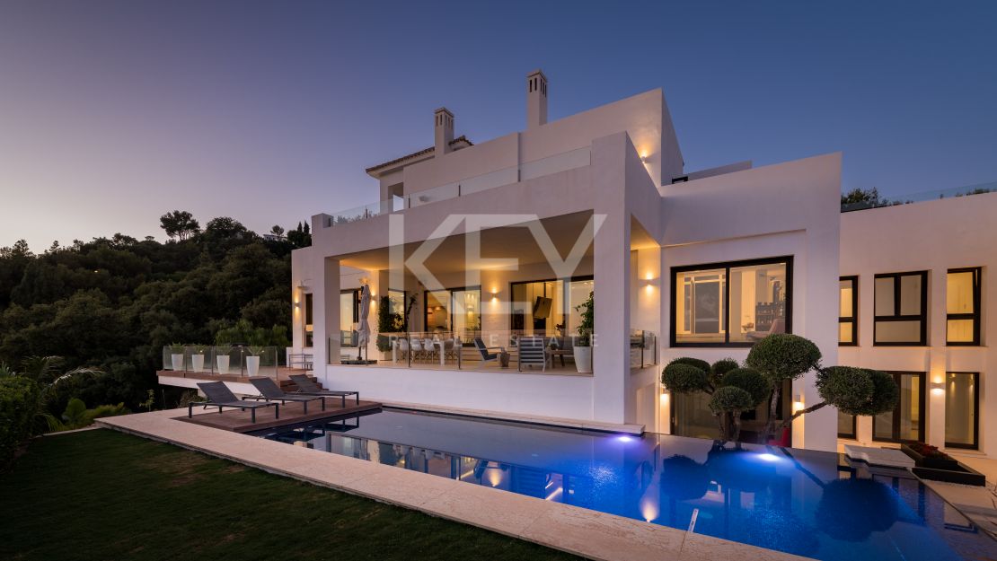 Sensacional villa moderna con vistas panorámicas al mar en Los Altos de Los Monteros, Marbella